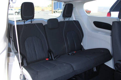 2022 Chrysler Voyager LX