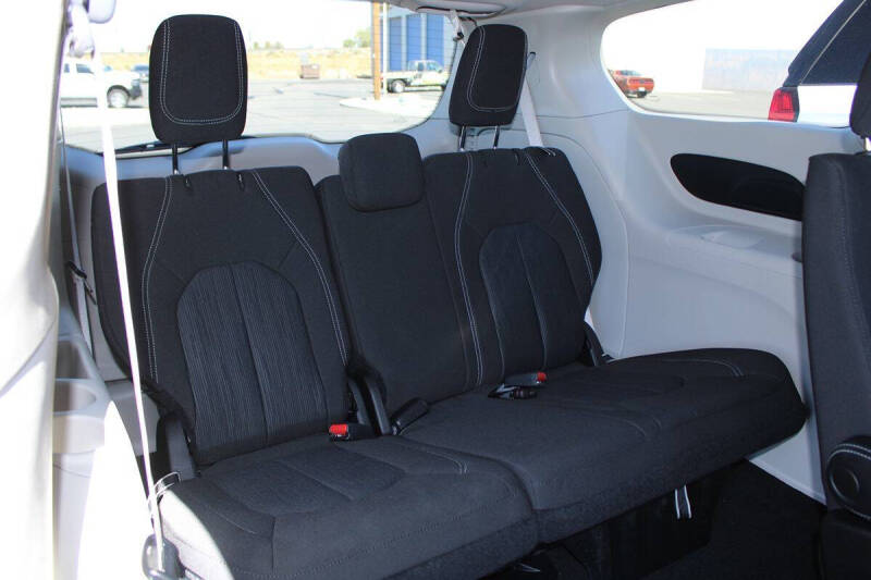 2022 Chrysler Voyager LX