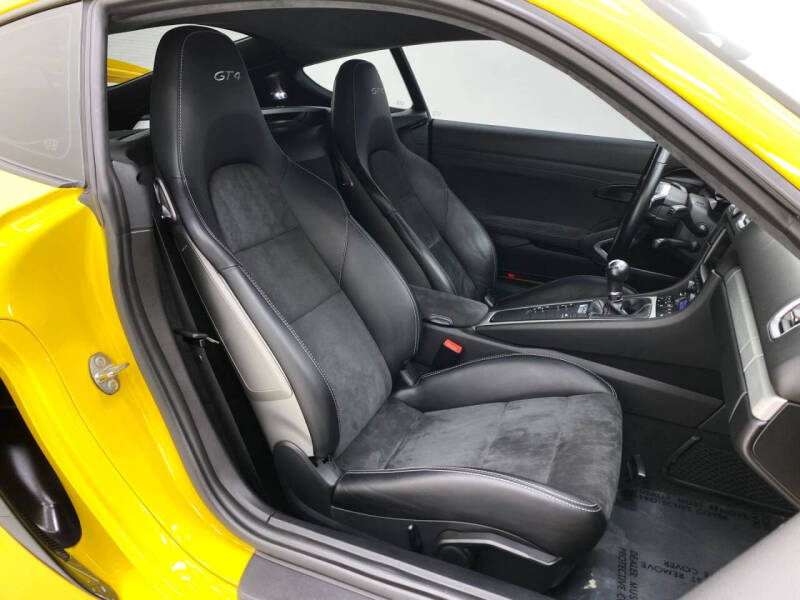 2016 Porsche Cayman GT4