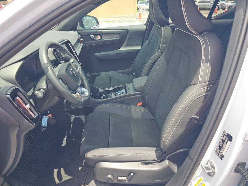 2024 Volvo XC40 B5 Plus Dark Theme