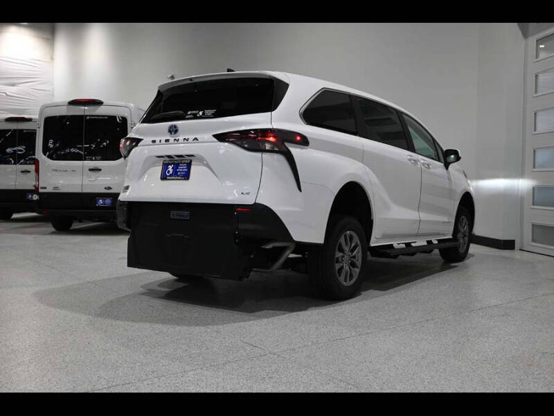 2025 Toyota Sienna LE 8-Passenger