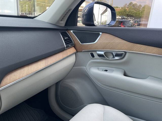 2022 Volvo XC90 T6 Momentum 6-Passenger