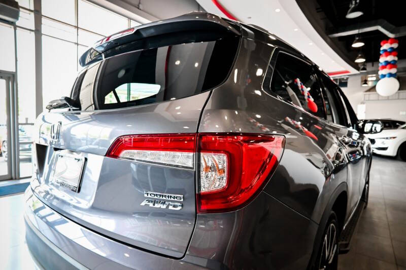 2022 Honda Pilot Touring w/Rear Captain's Chairs