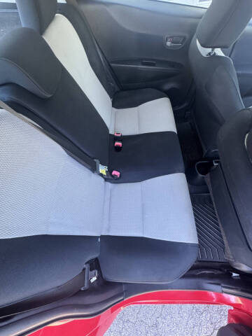 2012 Toyota Yaris 5-Door LE