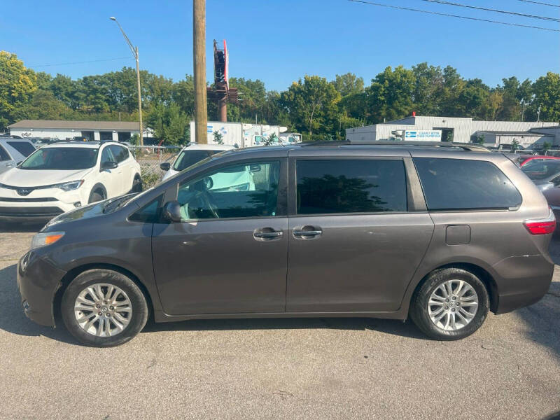 2017 Toyota Sienna XLE 8-Passenger