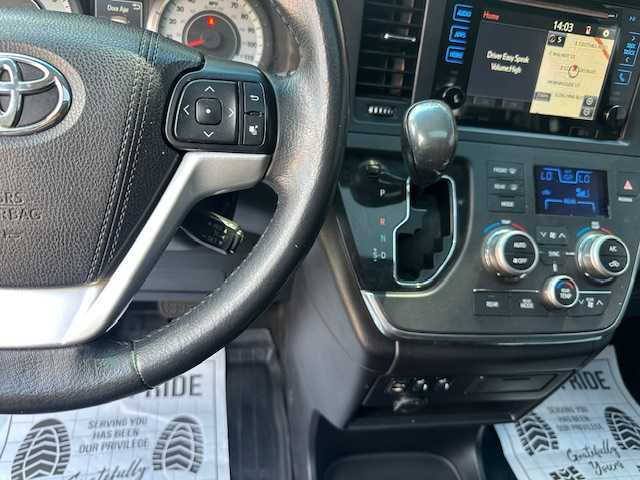 2017 Toyota Sienna SE Premium 8-Passenger