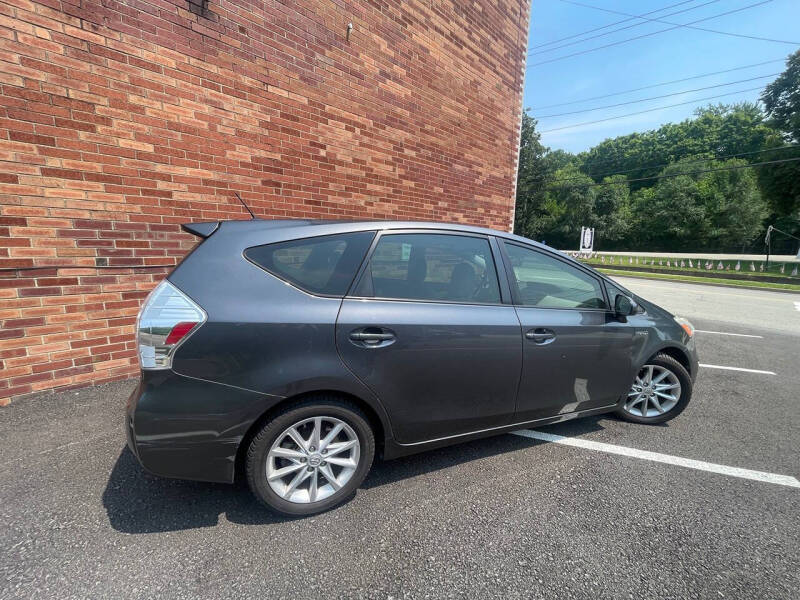 2014 Toyota Prius v Five