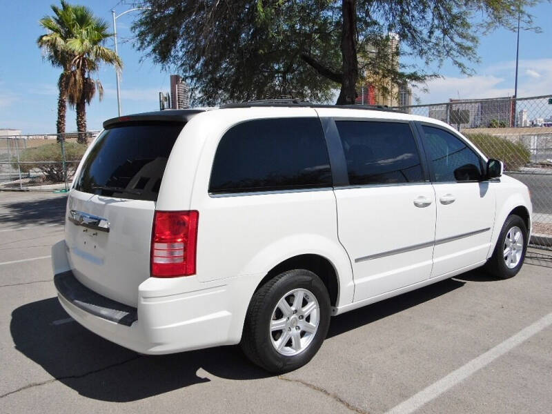 2010 Chrysler Town & Country null photo 8