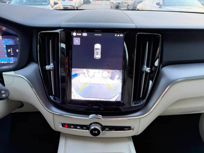 2025 Volvo XC60 B5 Core Dark Theme