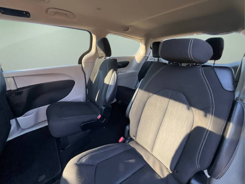 2023 Chrysler Voyager LX