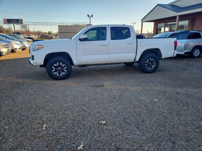 2020 Toyota Tacoma SR's photo