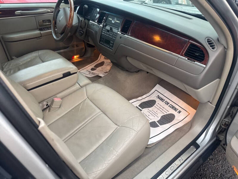 2005 Lincoln Town Car Signature Limited