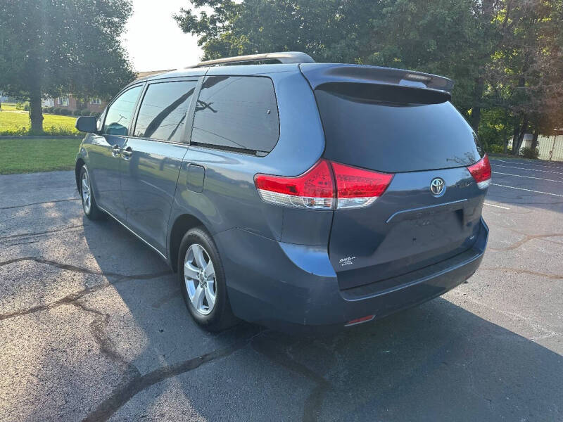 2013 Toyota Sienna LE 8-Passenger