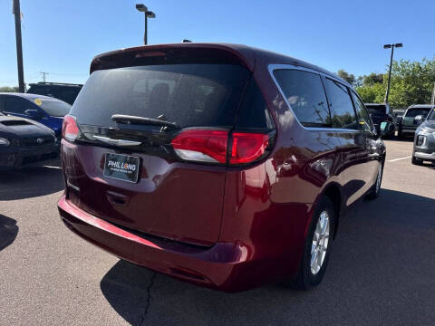 2022 Chrysler Voyager LX