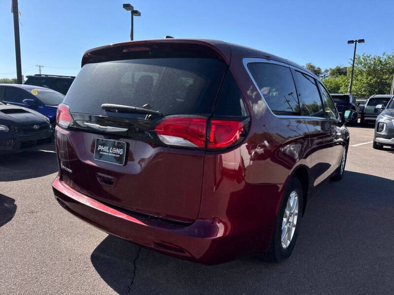 2022 Chrysler Voyager LX