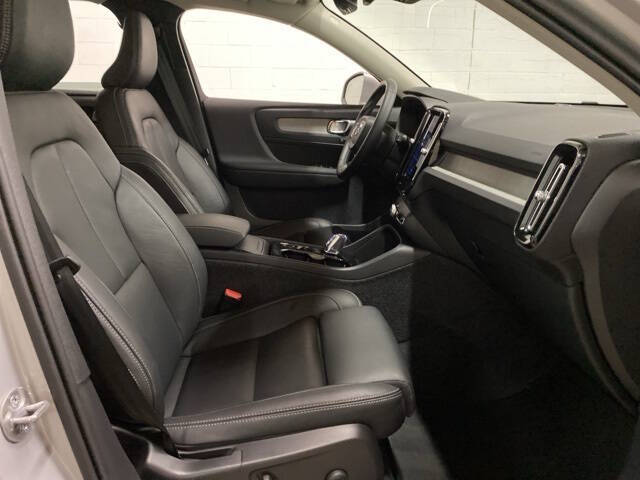 2025 Volvo XC40 B5 Plus Bright Theme