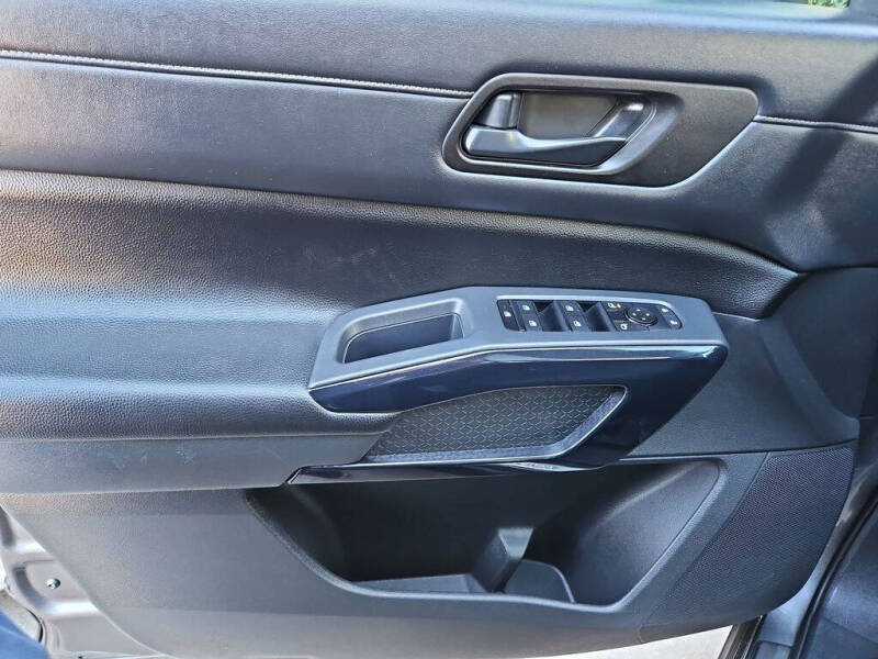 2024 Nissan Pathfinder SV