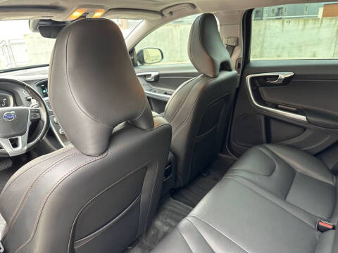 2016 Volvo V60 Cross Country T5 Platinum