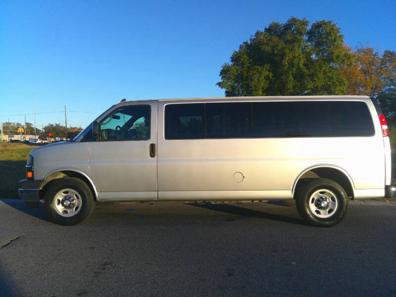 2017 Chevrolet Express Passenger LS's photo