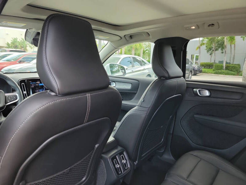 2024 Volvo XC40 B5 Plus Bright Theme