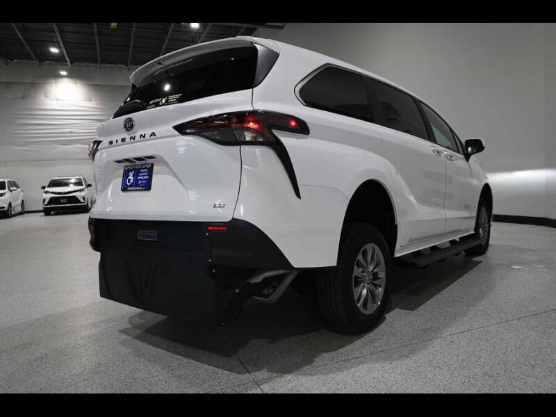 2025 Toyota Sienna LE 8-Passenger