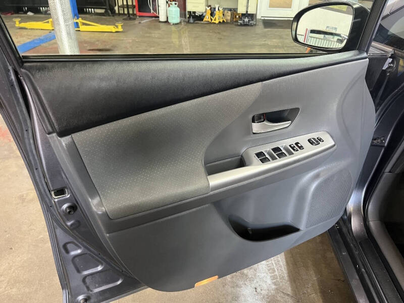 2014 Toyota Prius v Five