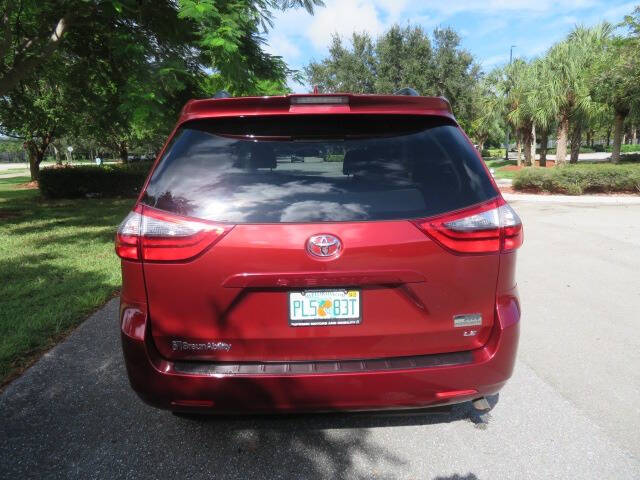 2020 Toyota Sienna LE Mobility 7-Passenger