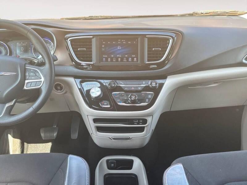 2021 Chrysler Voyager LX