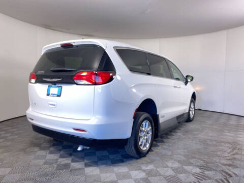 2024 Chrysler Voyager LX