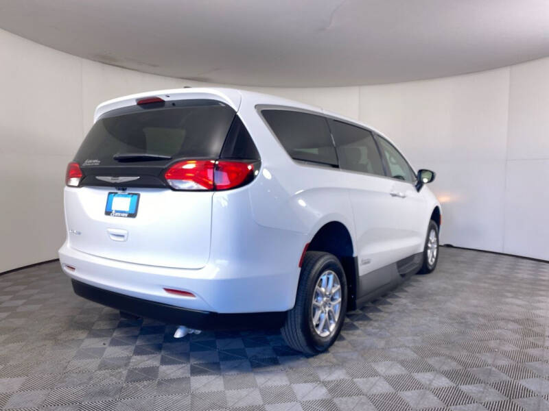 2024 Chrysler Voyager LX