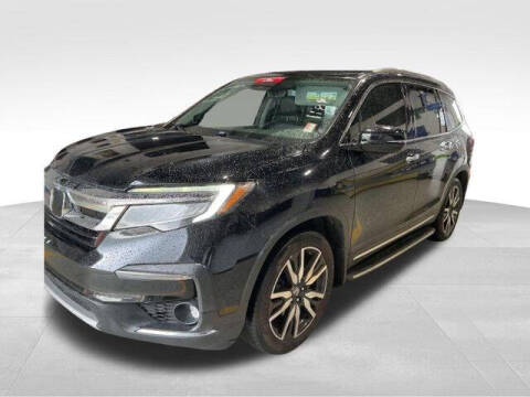 2019 Honda Pilot Touring w/Rear Captain's Chairs