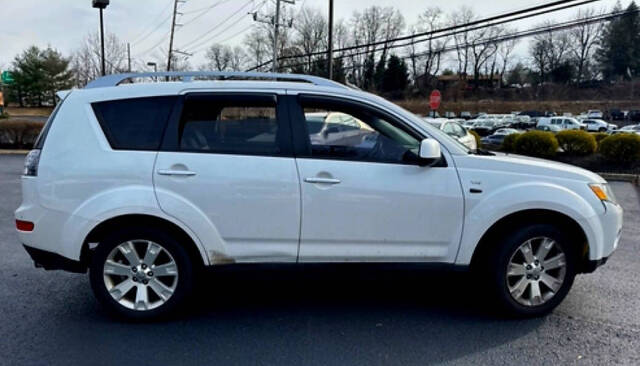 2008 Mitsubishi Outlander for sale at QUEENSGATE AUTO SALES in York, PA