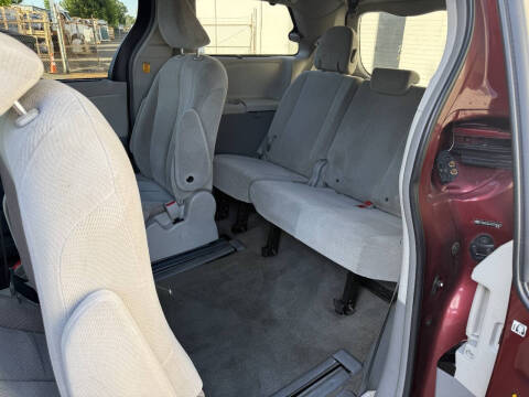 2013 Toyota Sienna LE 7-Passenger Auto Access Seat