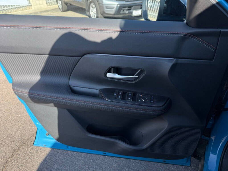 2025 Nissan Kicks SR