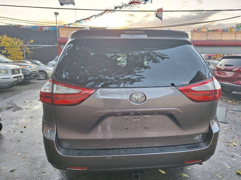 2016 Toyota Sienna XLE 8-Passenger