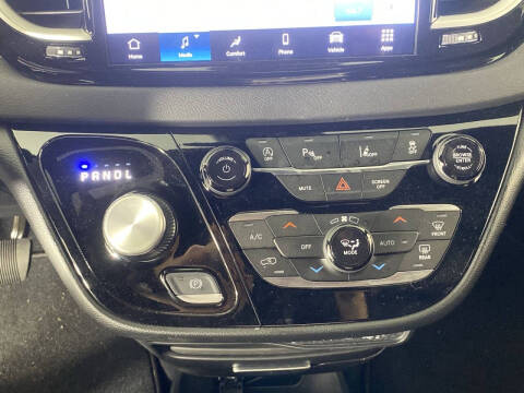 2025 Chrysler Voyager LX