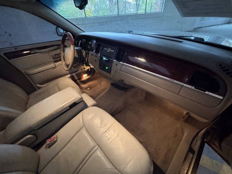 2005 Lincoln Town Car Signature Limited