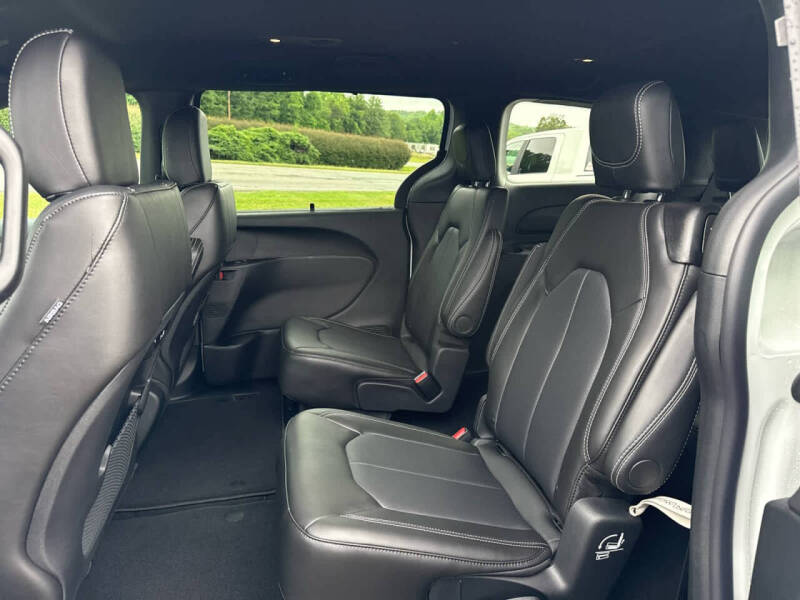 2027 Chrysler Pacifica Select