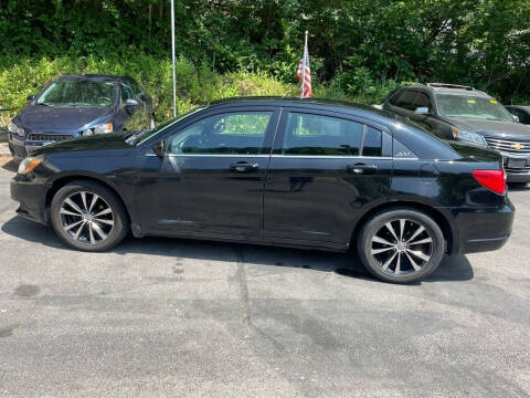 2013 Chrysler 200 for sale at CHRIS AUTO SALES in Cincinnati OH