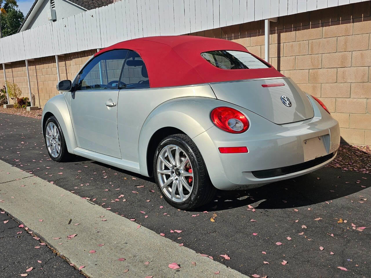 2009 Volkswagen New Beetle Convertible 3