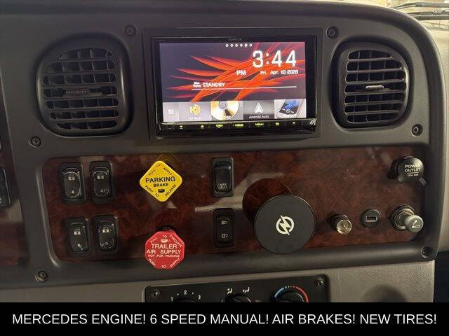 2004 Freightliner M2 106