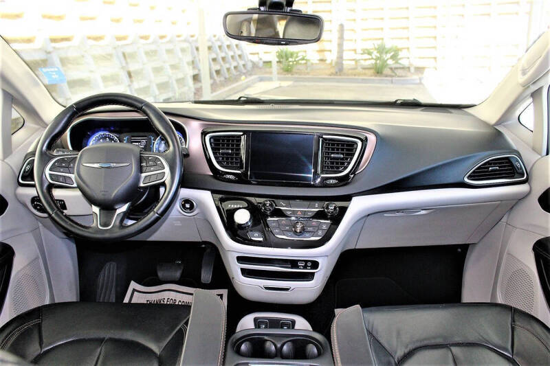 2017 Chrysler Pacifica Touring-L