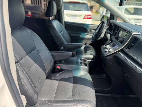 2017 Toyota Sienna SE 8-Passenger