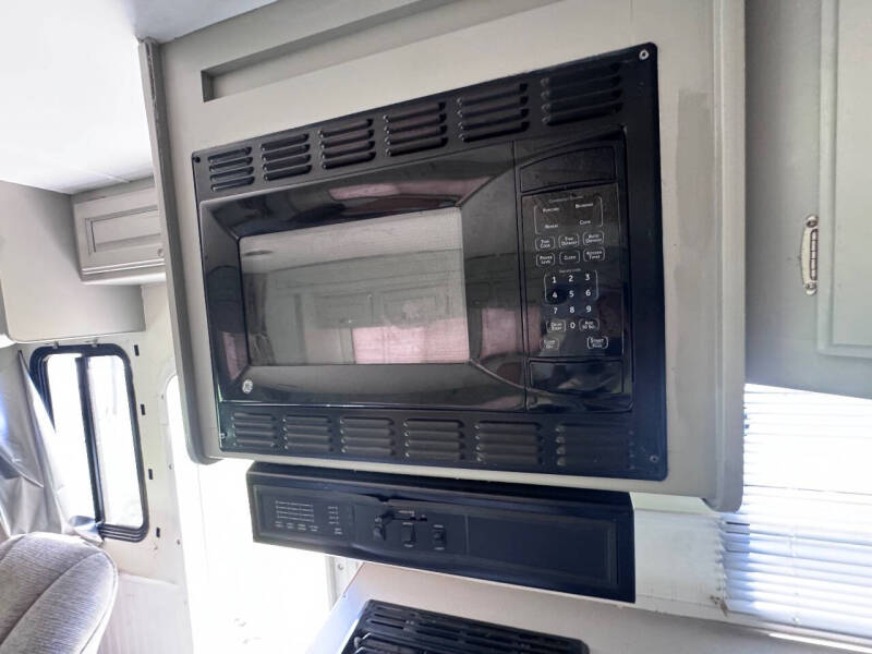 2003 Thor Motor Coach FourWinds 27D