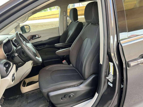 2022 Chrysler Voyager LX