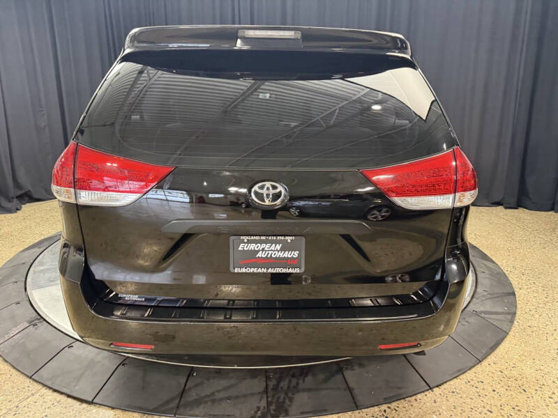 2011 Toyota Sienna Base 7-Passenger