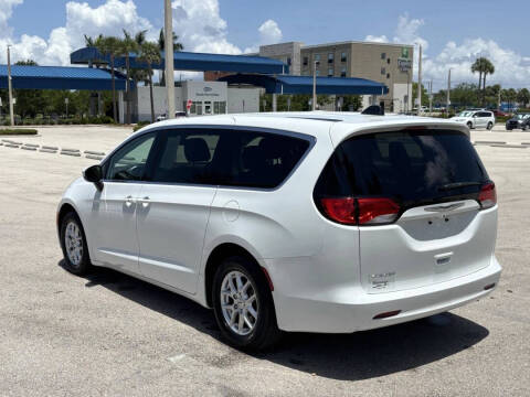 2021 Chrysler Voyager LX