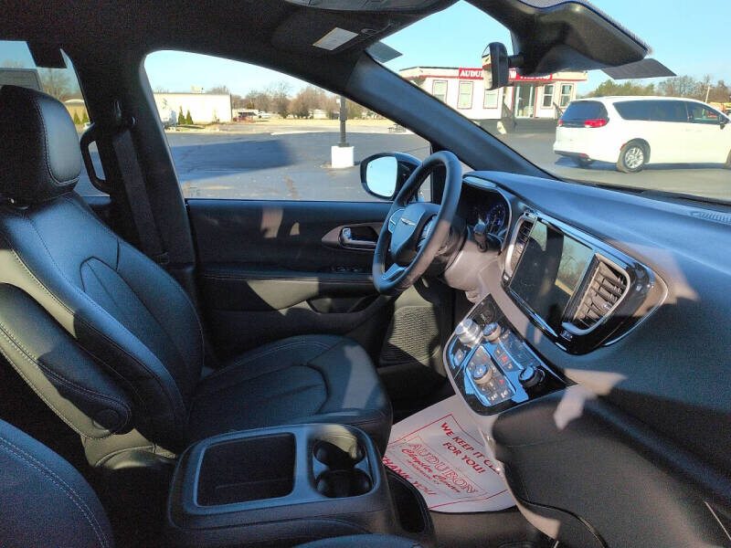 2026 Chrysler Voyager LX