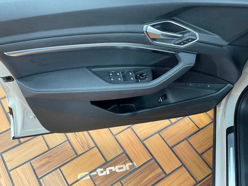 2022 Audi e-tron quattro Premium