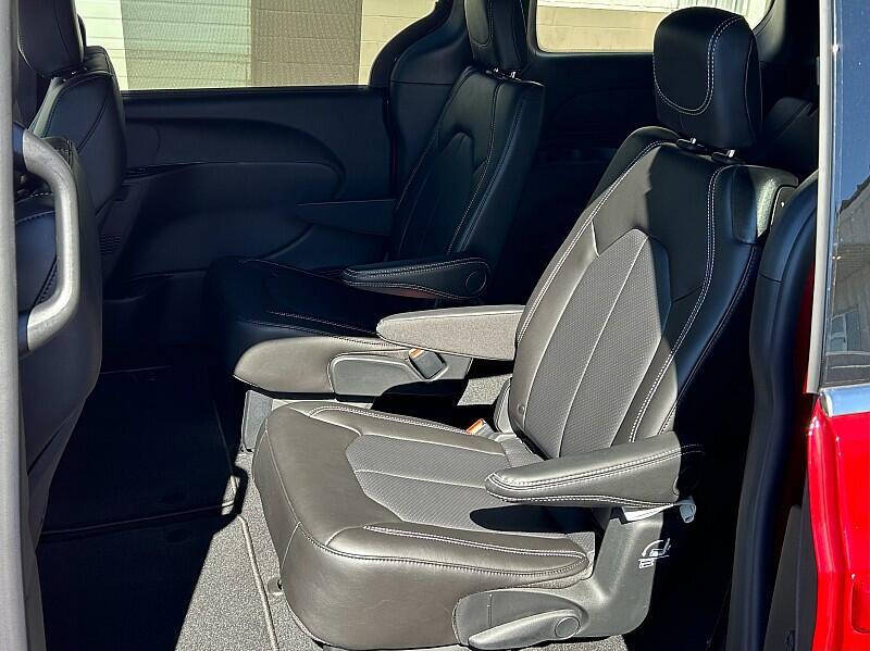 2027 Chrysler Pacifica Select
